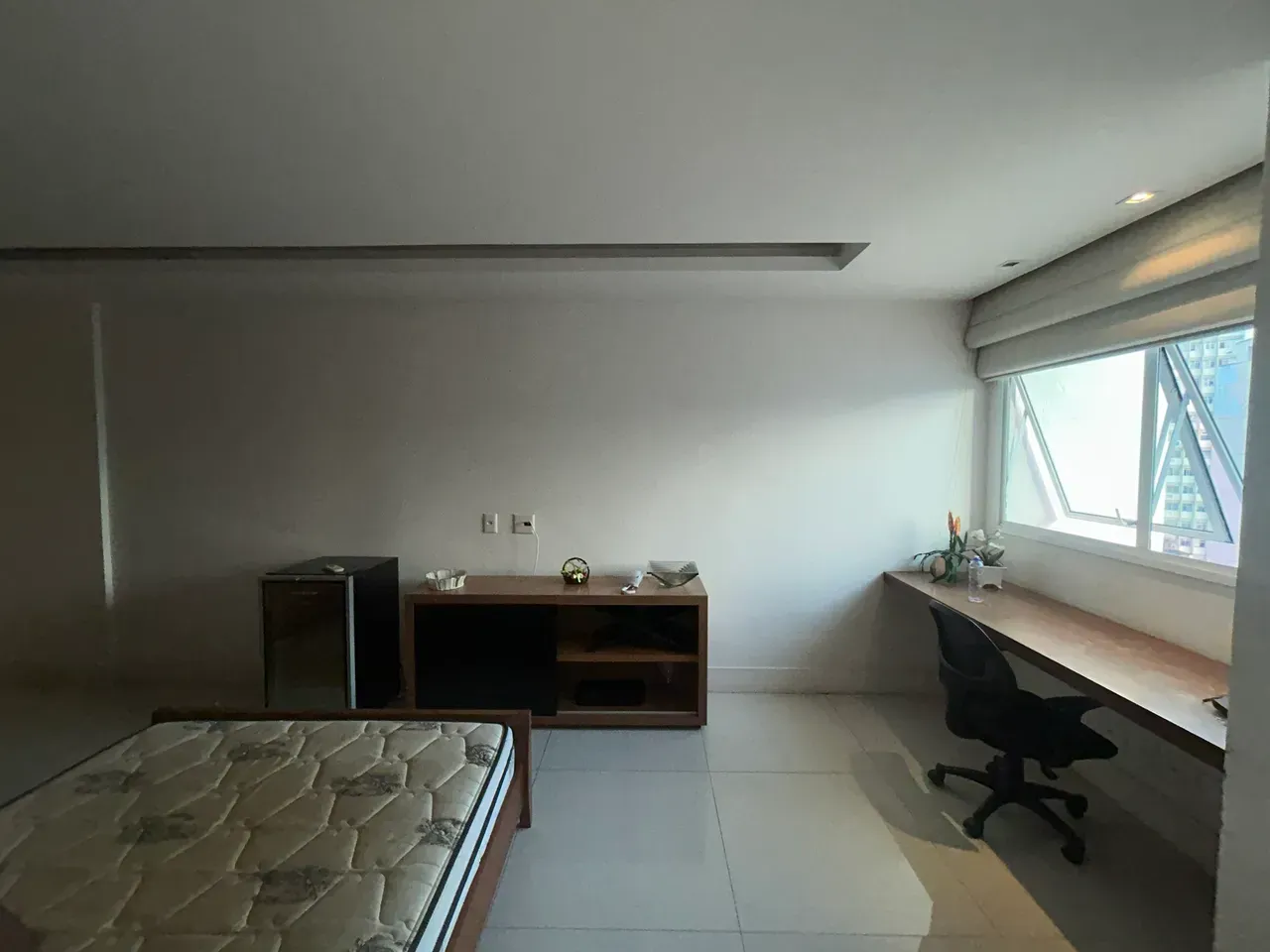 Furnished 1-bedroom apartment with open-plan kitchen — photo 4