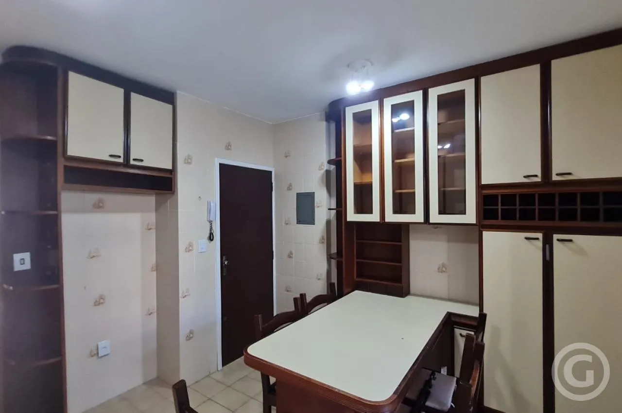 Apartment, 102 m², with wood or laminate floors — photo 2