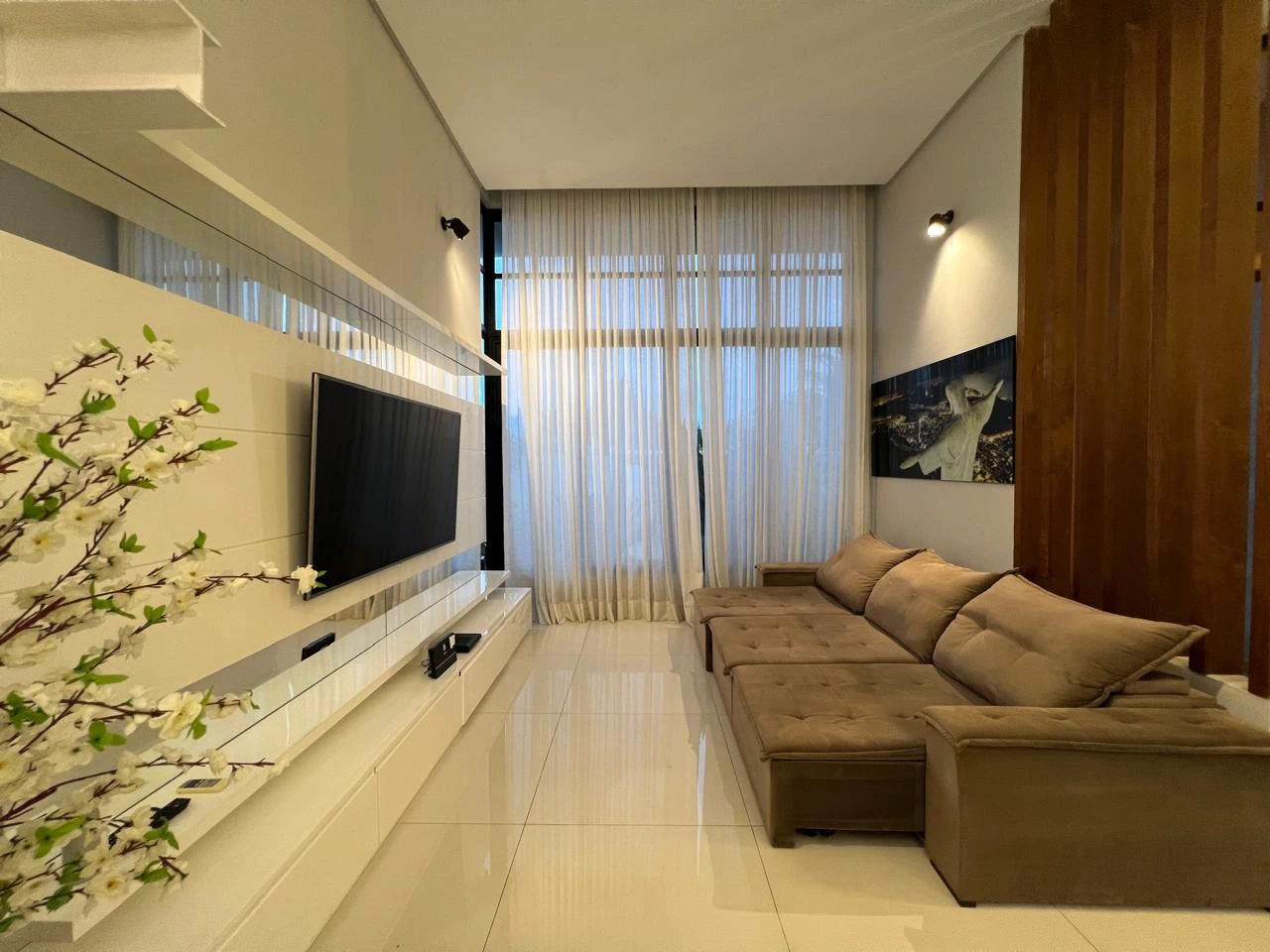 Casa linear mobiliada com 4 suítes e 4 vagas — photo 2