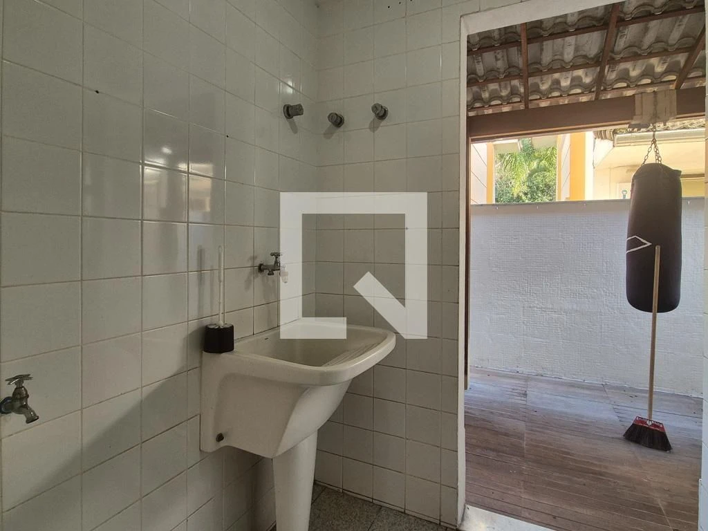 Casa de 4 quartos com varanda e 3 vagas de garagem