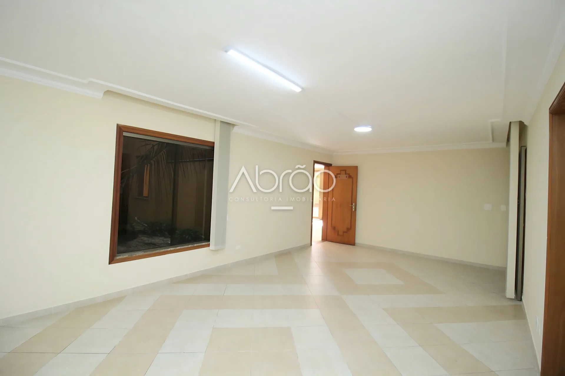 Commercial house with 5 bedrooms and 528 m², integrated kitchen — photo 26