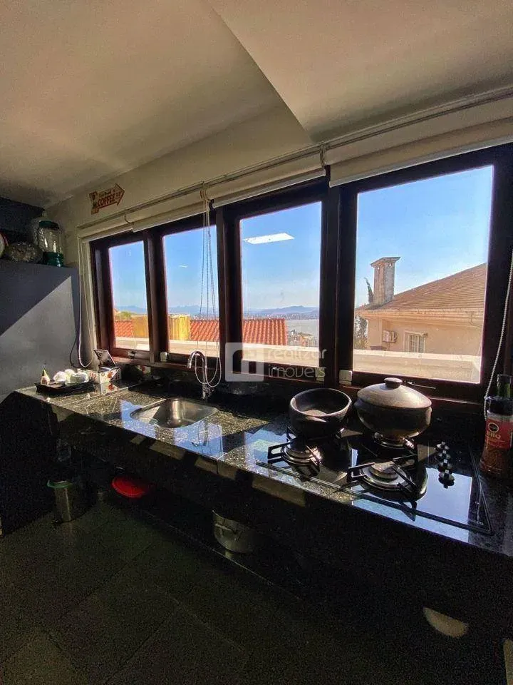 Casa con 4 dormitorios en suite y ventanales del suelo al techo — photo 13