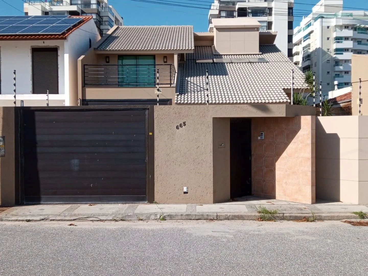 4-bedroom house with open-plan living and 407 m²