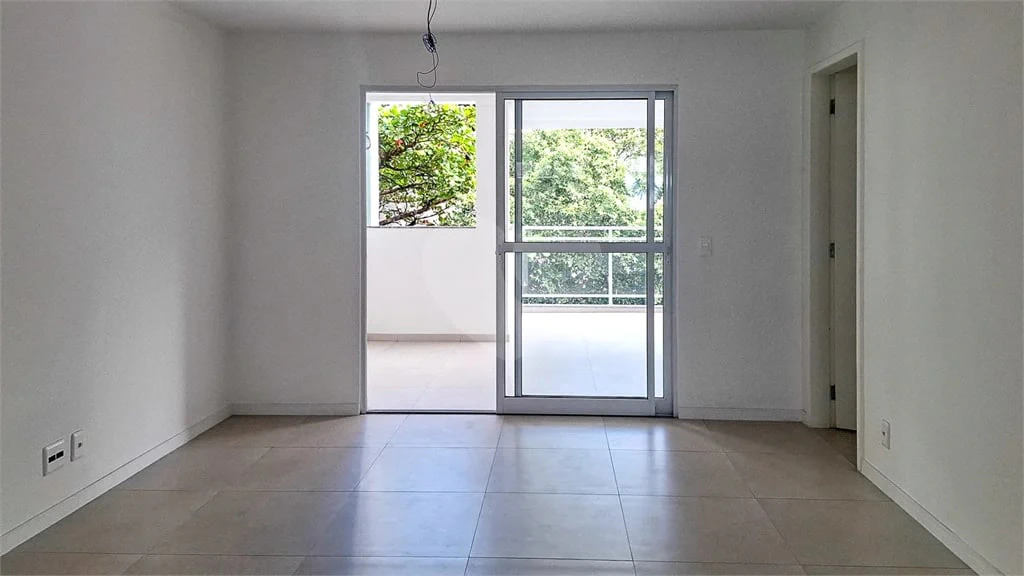 Glass-enclosed balcony in a one-bedroom apartment, 68 m² — photo 18