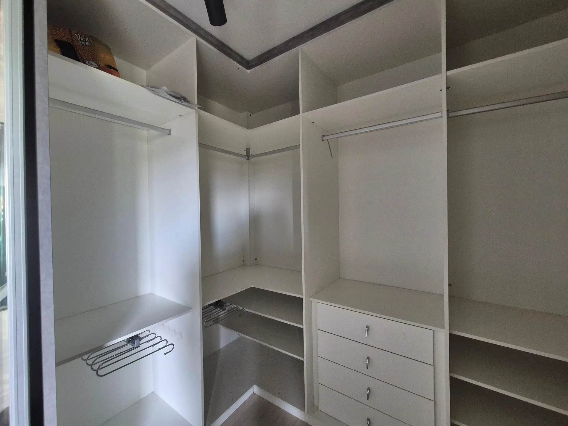 Apartamento de 2 quartos em condomínio com piscina — photo 28