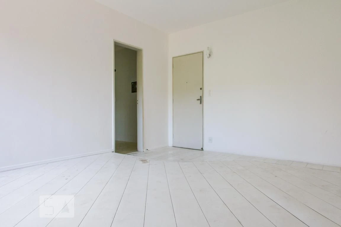 One-bedroom apartment in a building with a gym