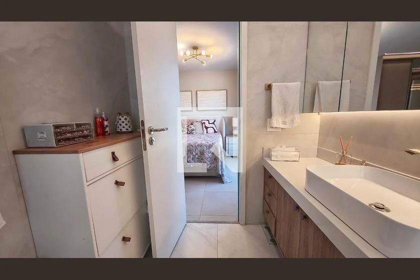 4-bedroom apartment with a glass-enclosed balcony — photo 16