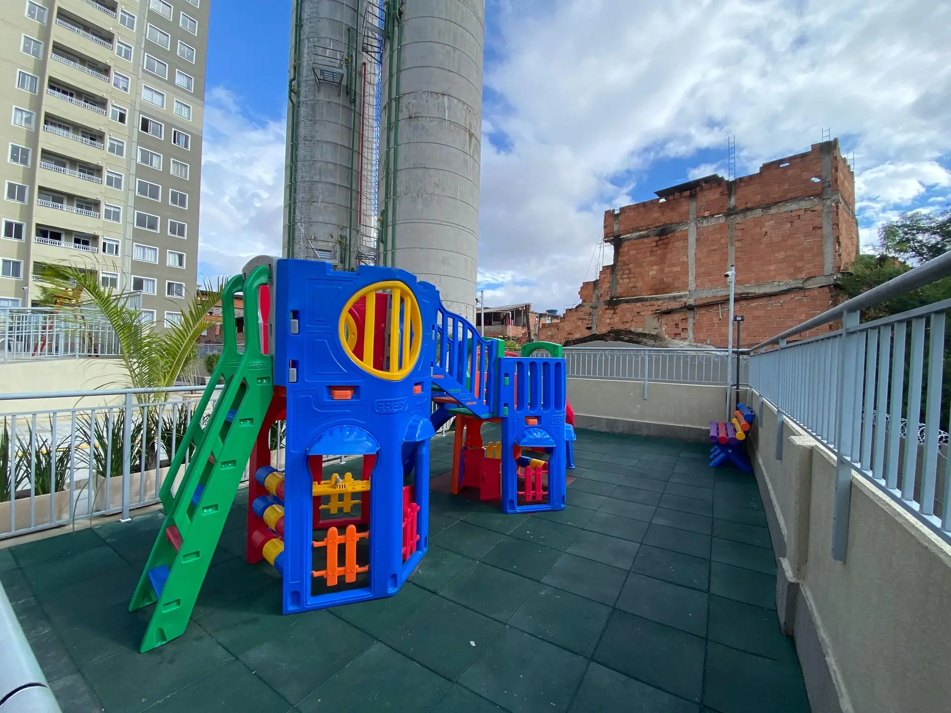 One-bedroom apartment with a grill on the balcony — photo 55