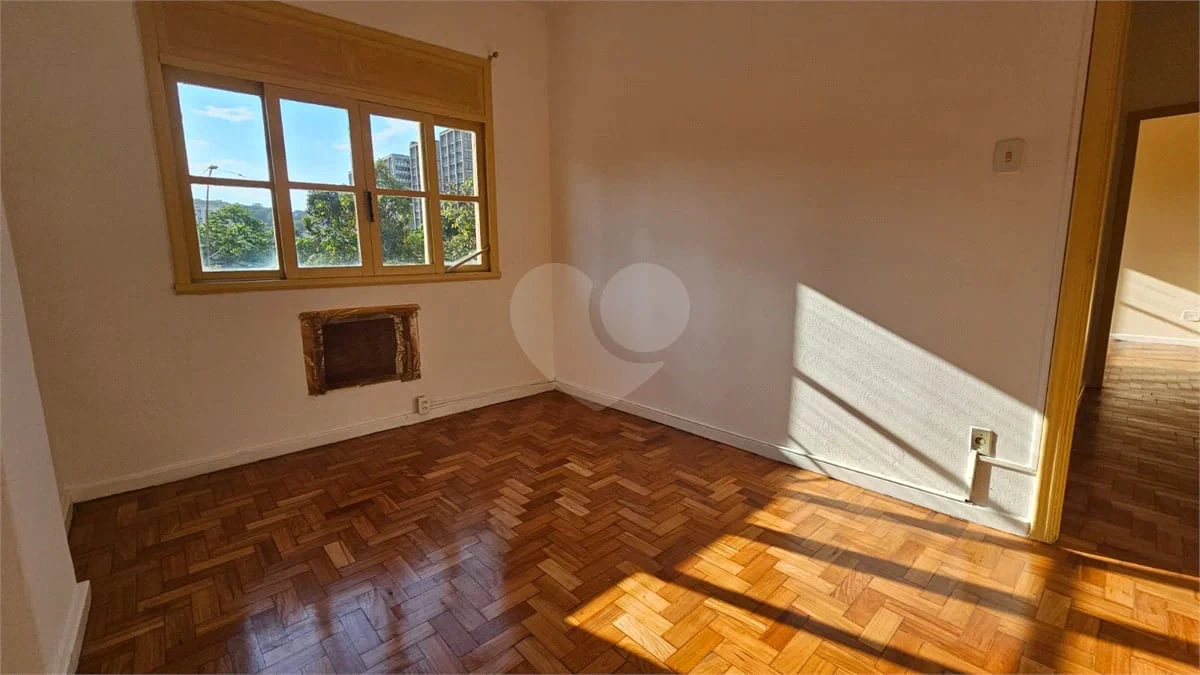 Wood or laminate floors in a 2-bedroom apartment, 58 m² — photo 7