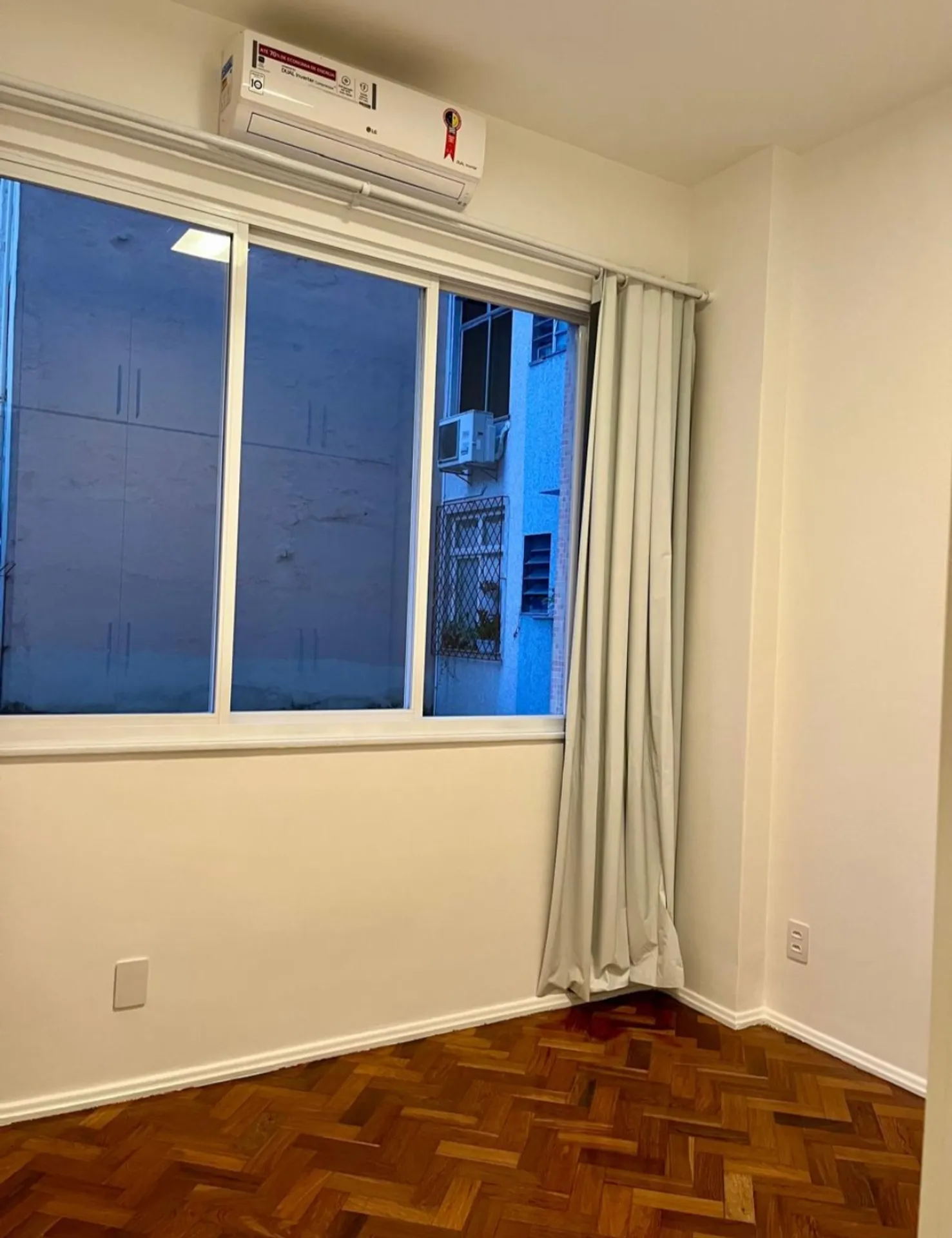 Wood or laminate floors in a one-bedroom apartment, 45 m² — photo 13