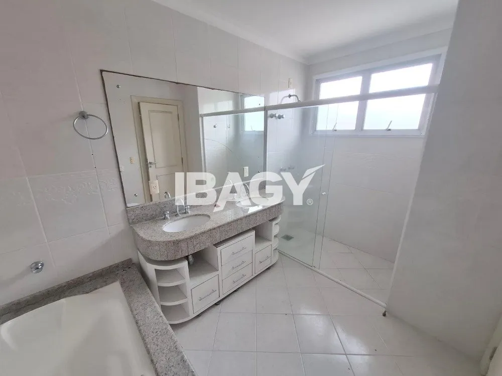 4-bedroom house with 3 suites and 400 m² total area — photo 31