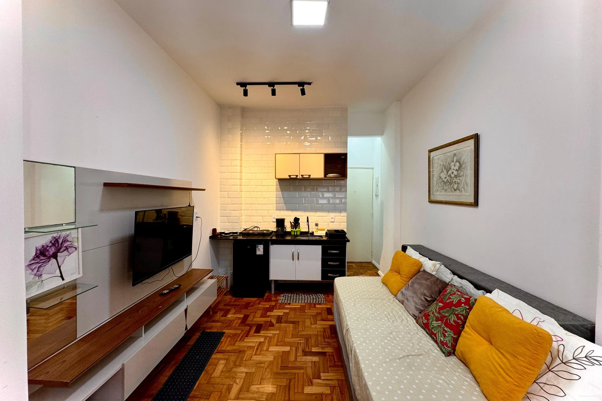 Furnished 1-bedroom apartment with pet-friendly policy — photo 10