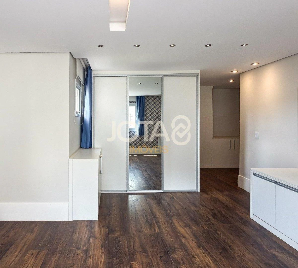4-bedroom house with floor-to-ceiling windows — photo 18