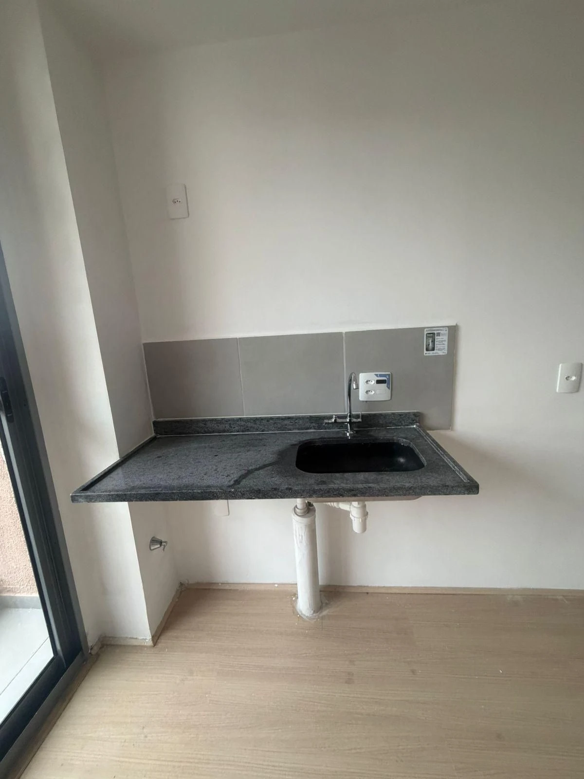 Apartamento de 1 dormitorio con cocina abierta y balcón — photo 8