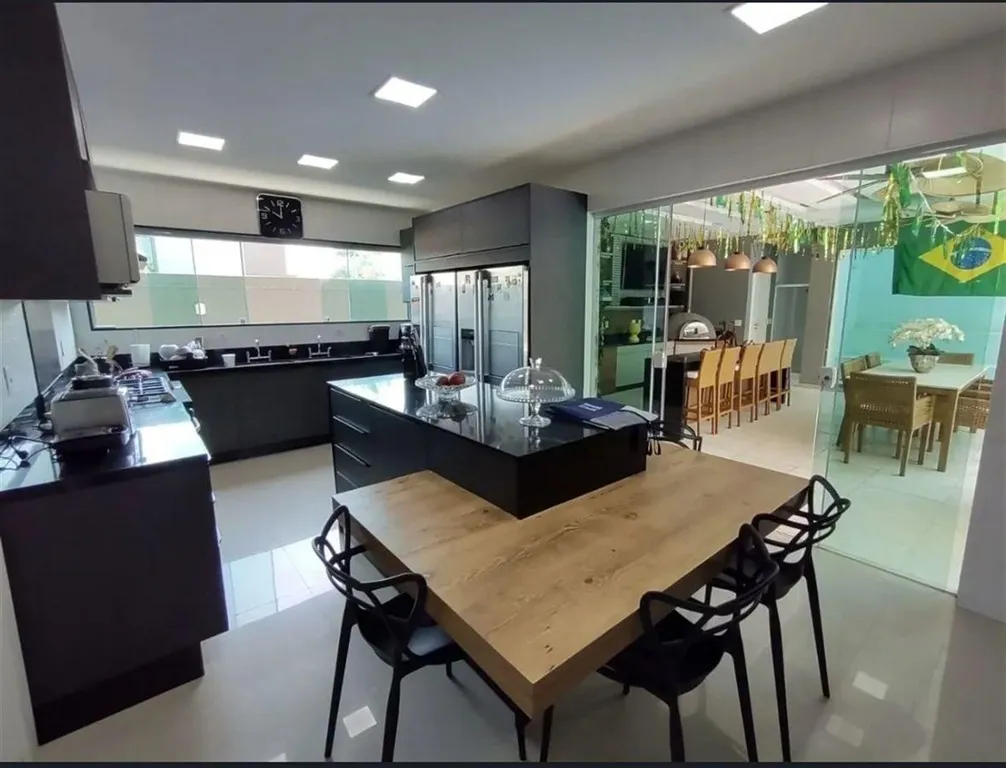 Casa triplex mobiliada com janelas do chão ao teto — photo 9