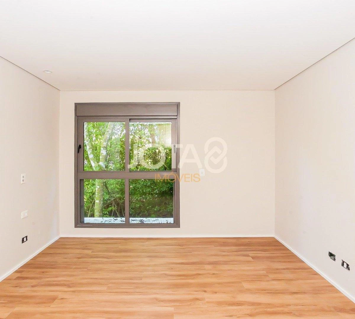 Balcony with a grill in a 3-bedroom apartment, 143 m² — photo 47