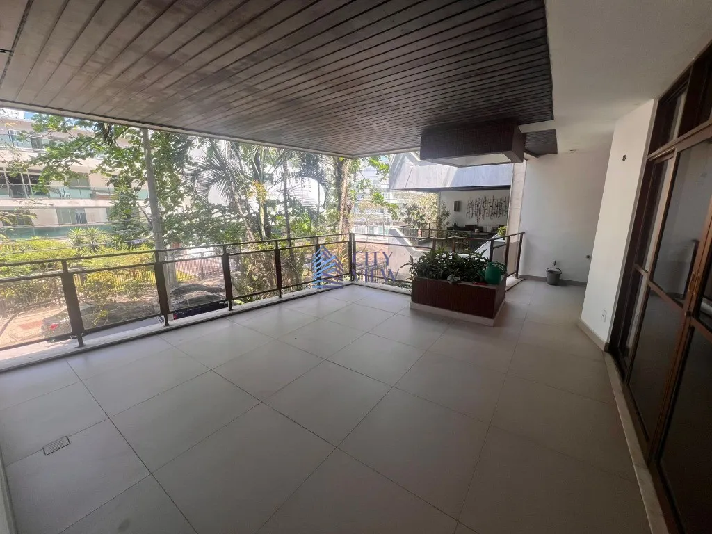 4-bedroom apartment with 5 bathrooms and a balcony — photo 35
