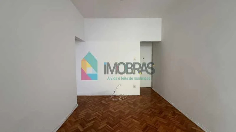 Wood or laminate floors in a 2-bedroom apartment, 65 m² — photo 8