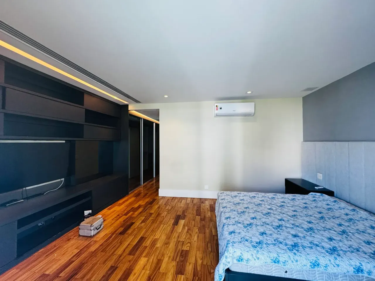 Unfurnished apartment with 4 bedrooms and 5 bathrooms — photo 7