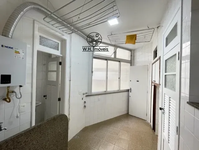 3-bedroom apartment with wood or laminate floors — photo 10
