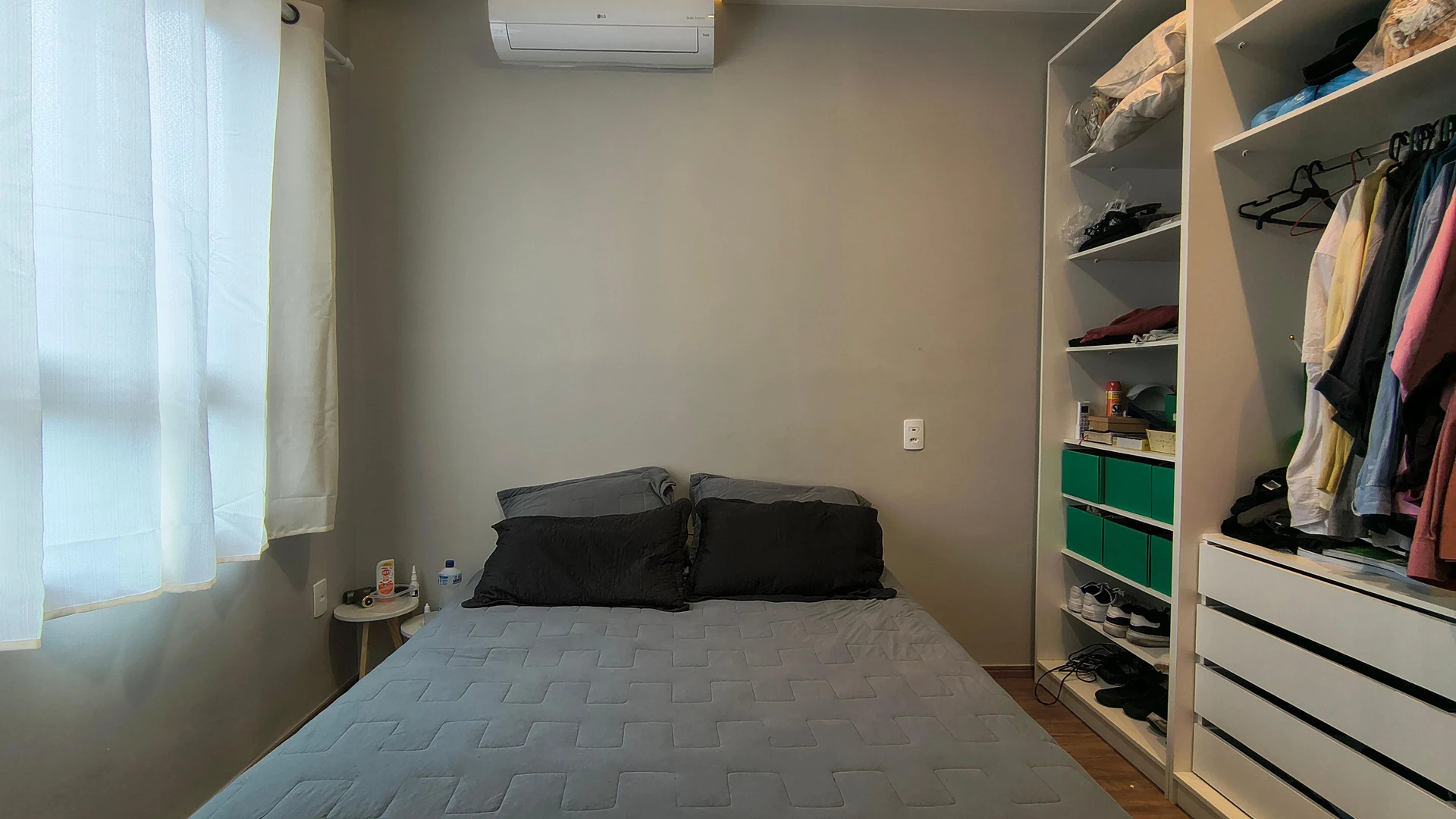Furnished apartment with open-plan kitchen and balcony — photo 11
