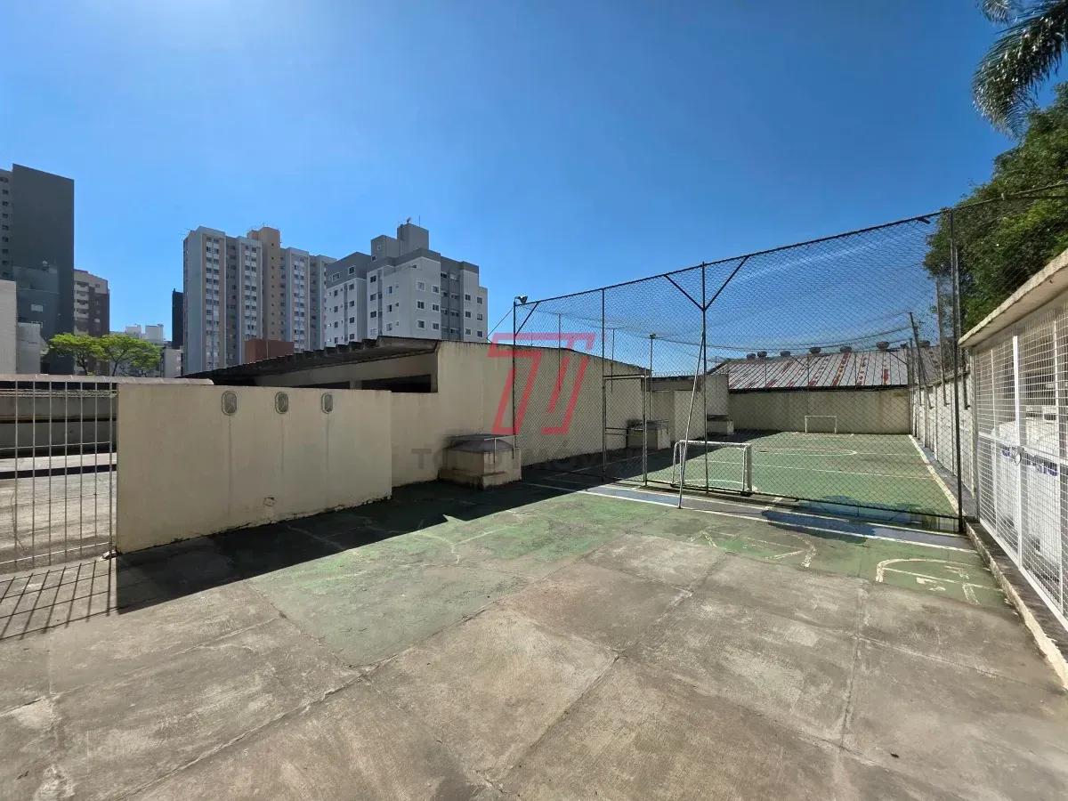 Apartamento de 3 quartos com piso de madeira na sala — photo 43