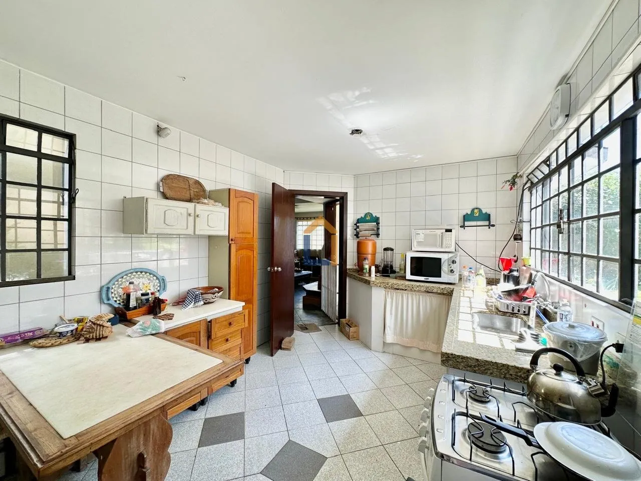 400 m² house with floor-to-ceiling windows and a fireplace — photo 28