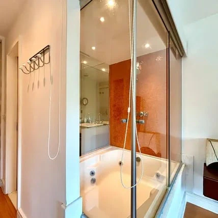 Панорамные окна и 2 спальни: квартира 180 м² — photo 17