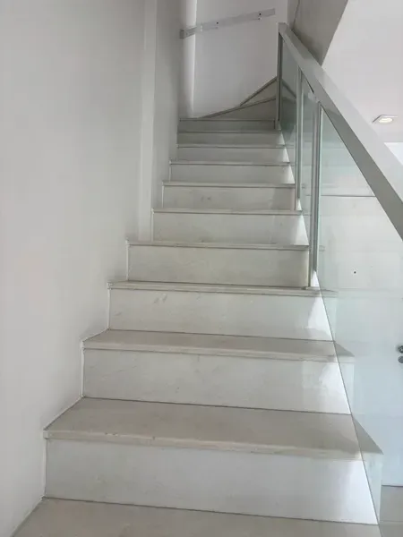 Apartamento sem mobília com cozinha americana a gás — photo 30