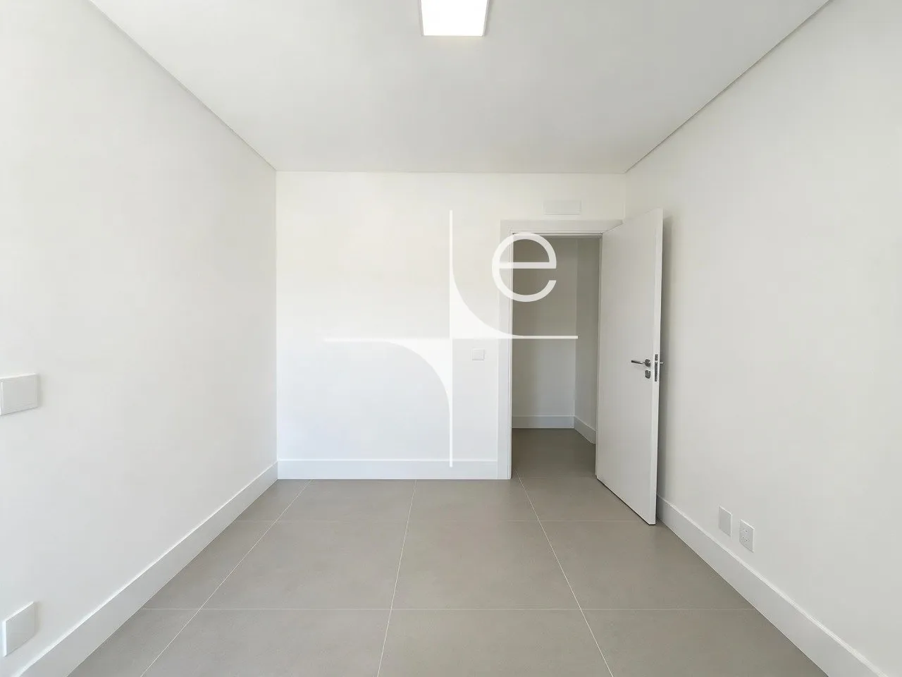 Glass-enclosed balcony in a 3-bedroom apartment, 150 m² — photo 32
