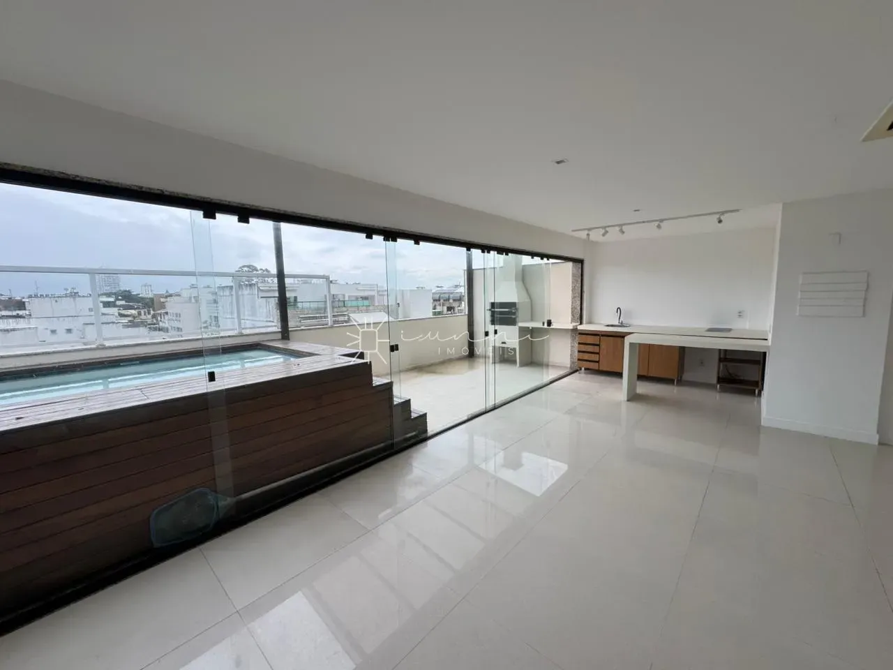 Apartamento com 4 quartos e 5 banheiros com terraço — photo 3