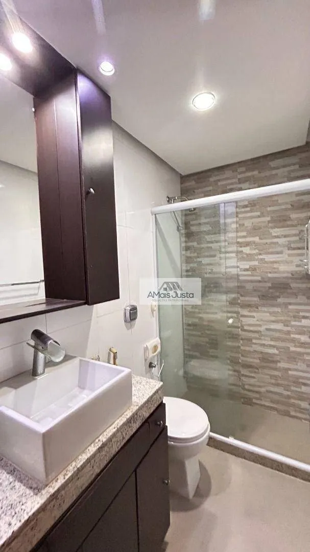 4-bedroom apartment in a building with a pool — photo 14
