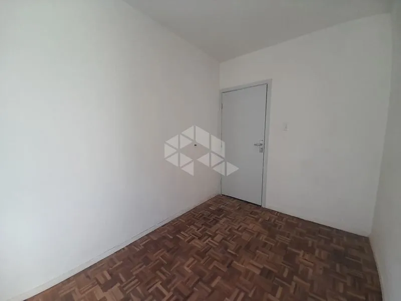 2-bedroom apartment with wood or laminate floors — photo 10