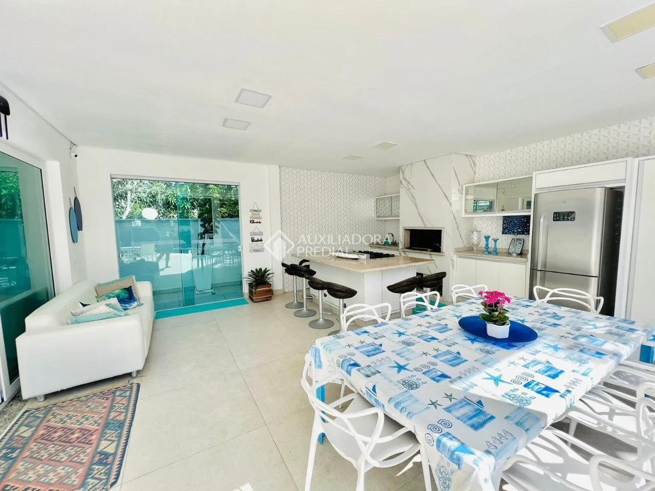 House with 6 bedrooms and an open kitchen with gas stove — photo 35