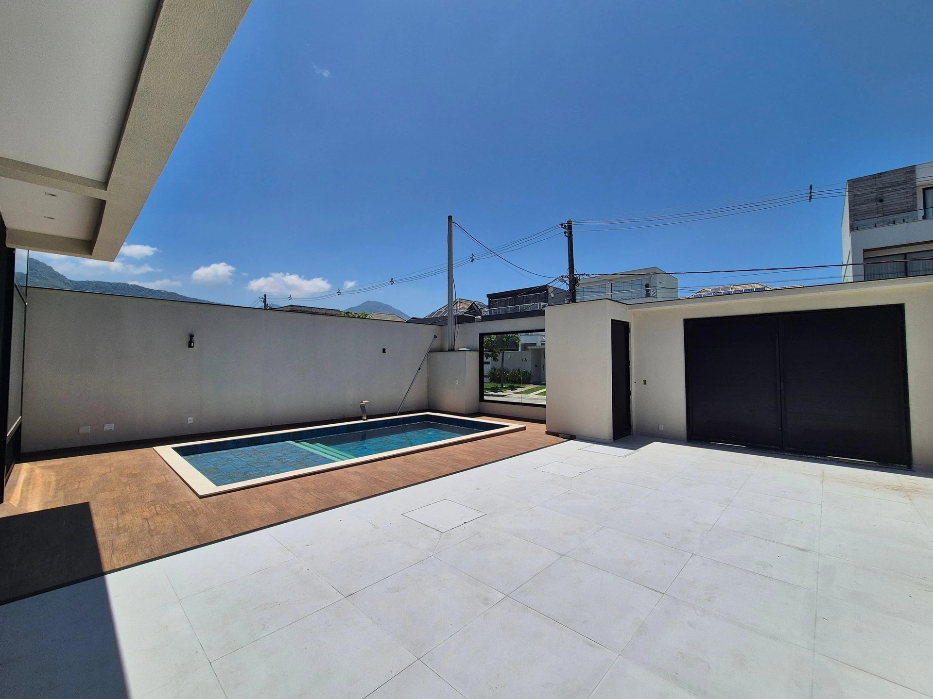 4-bedroom house with a glass-enclosed balcony — photo 45