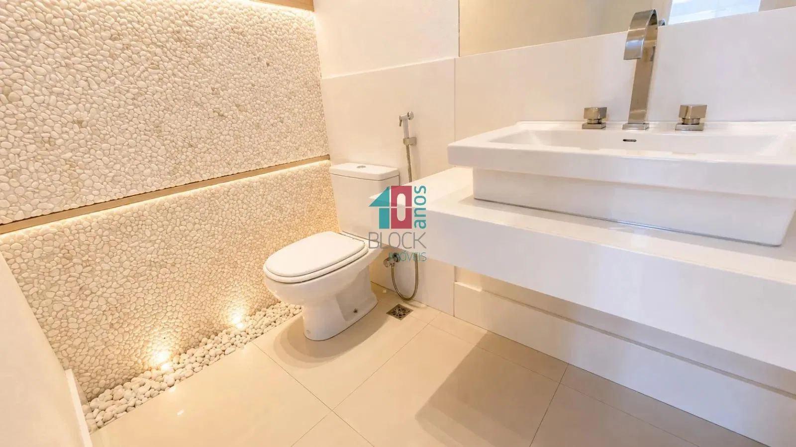 Casa triplex com 4 quartos e 3 suítes e cozinha fechada — photo 2
