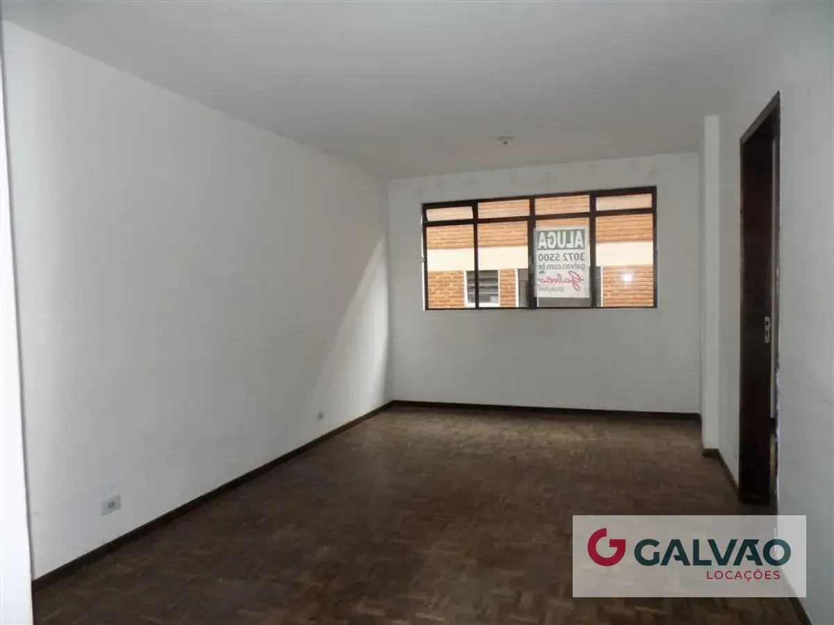 2-bedroom apartment with wood or laminate floors in Curitiba — photo 4