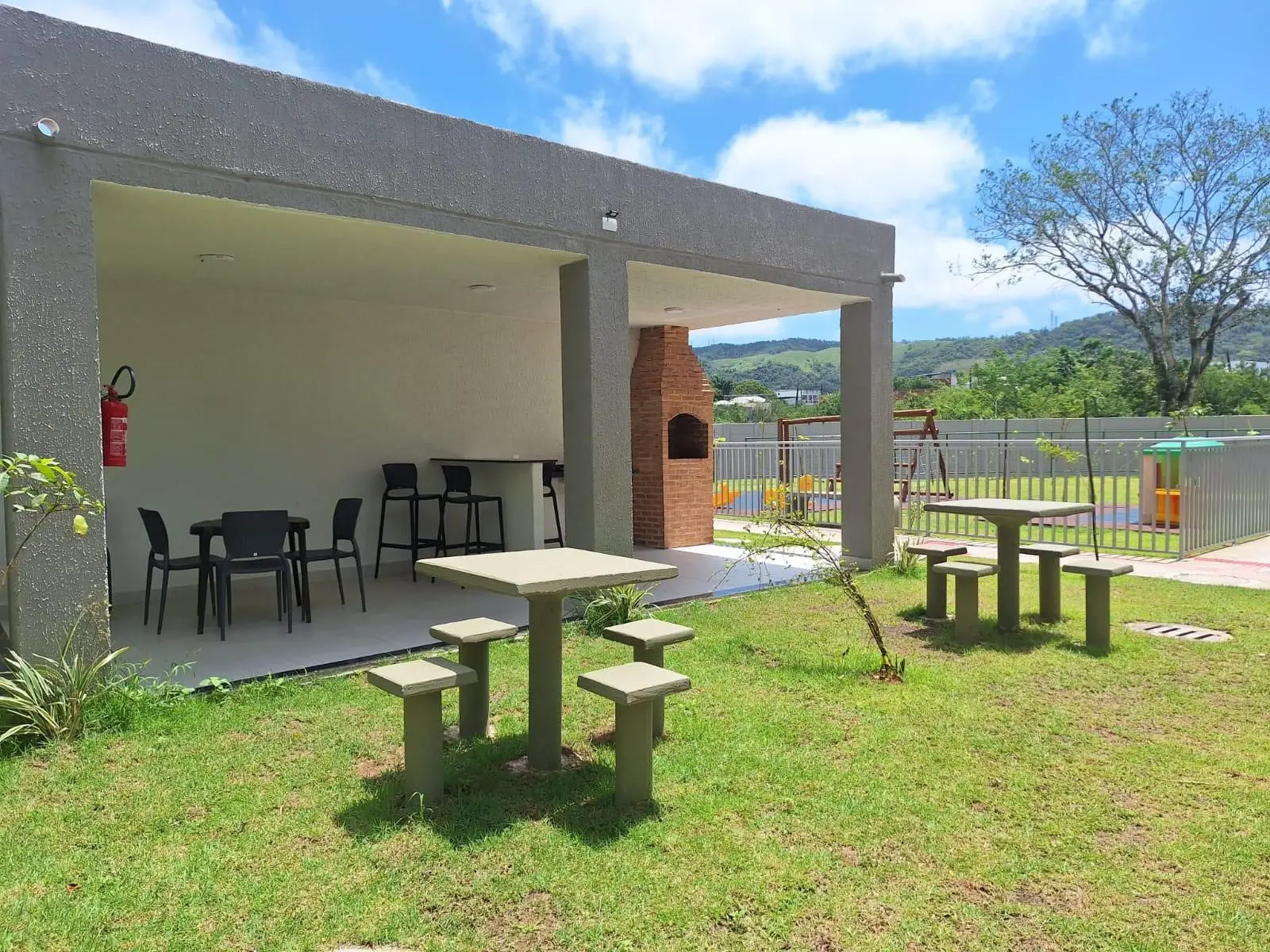 Balcony with a grill in a 2-bedroom apartment, 45 m² — photo 10