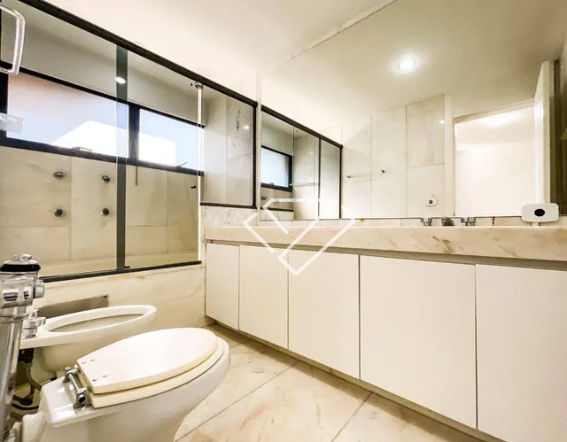 4-bedroom apartment with a balcony and laundry area — photo 10