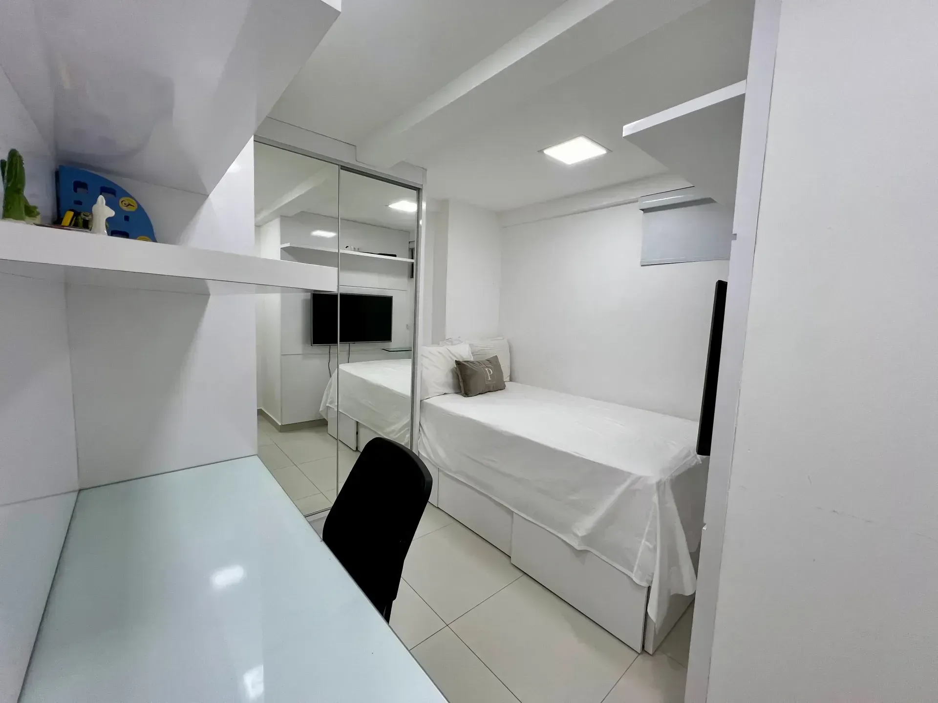 Furnished penthouse with 2 bedrooms and 2 parking spots