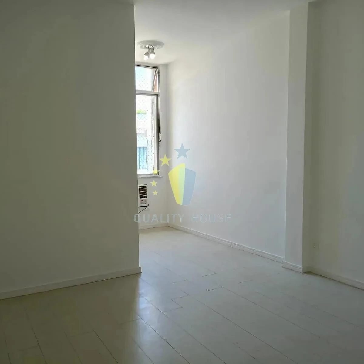 Bathtub in a 2-bedroom apartment, 90 m² — photo 13