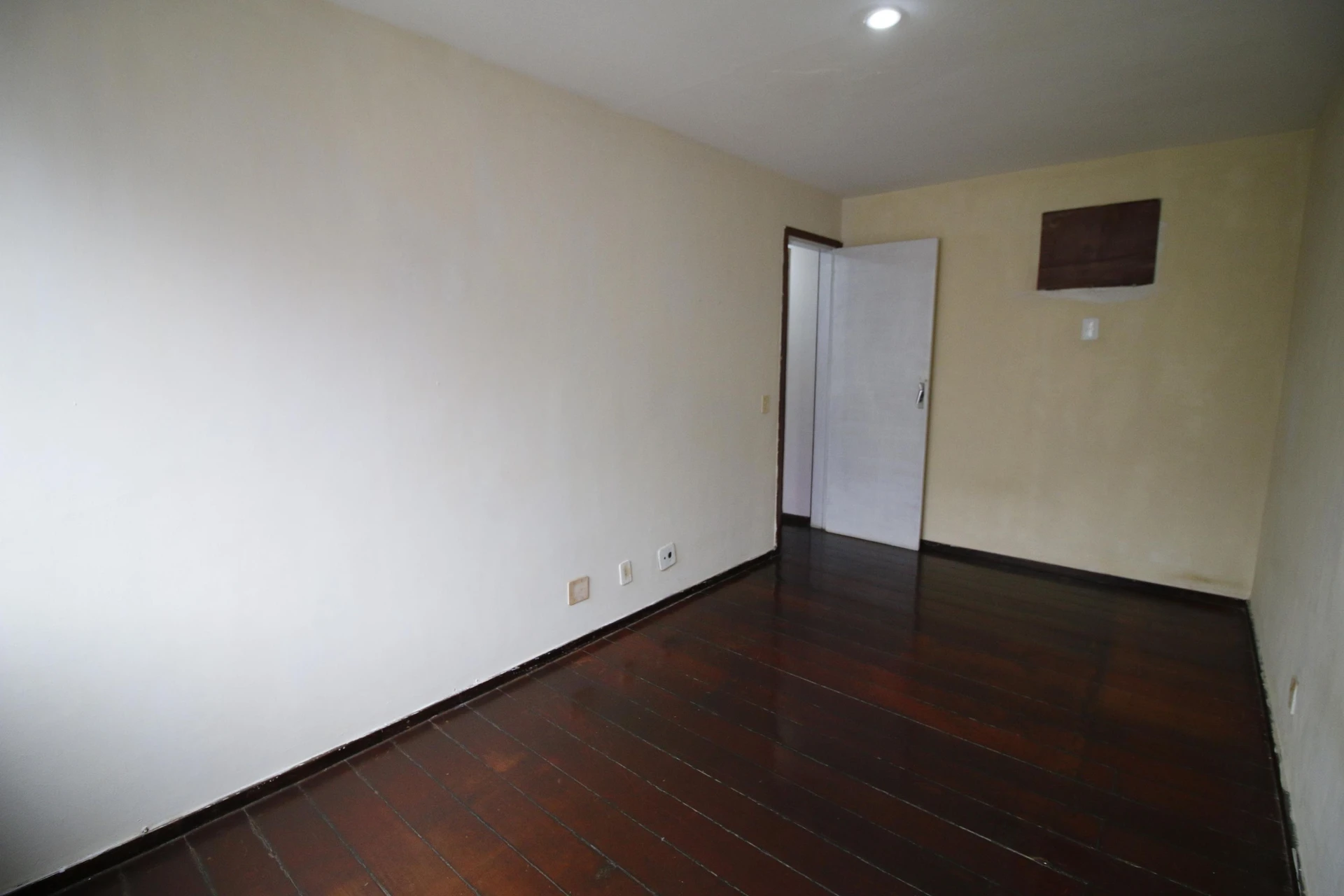 Balcony with a grill in a 3-bedroom apartment, 128 m² — photo 35