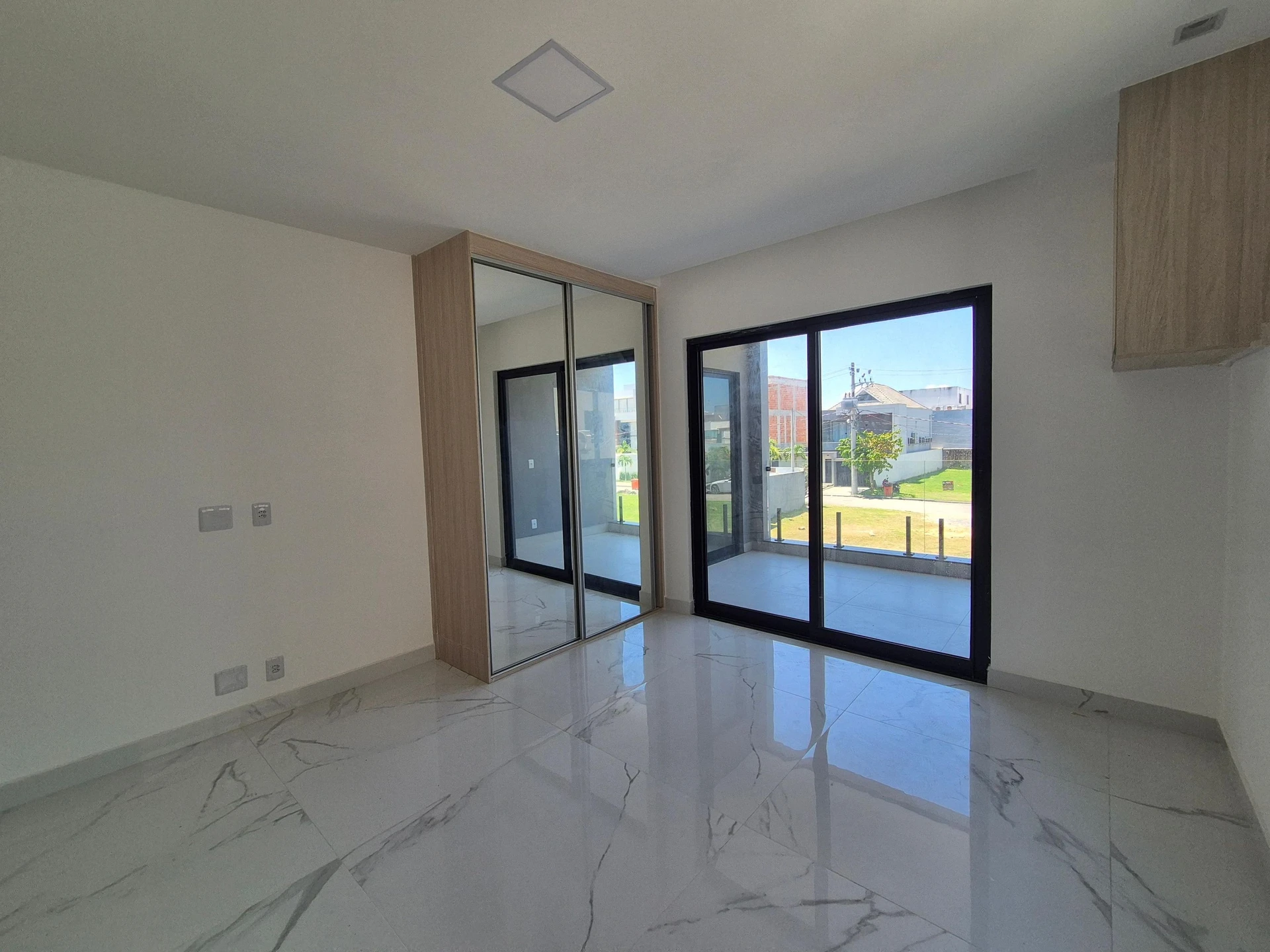 Ventanales de piso a techo y 5 dormitorios: casa de 403 m² — photo 18