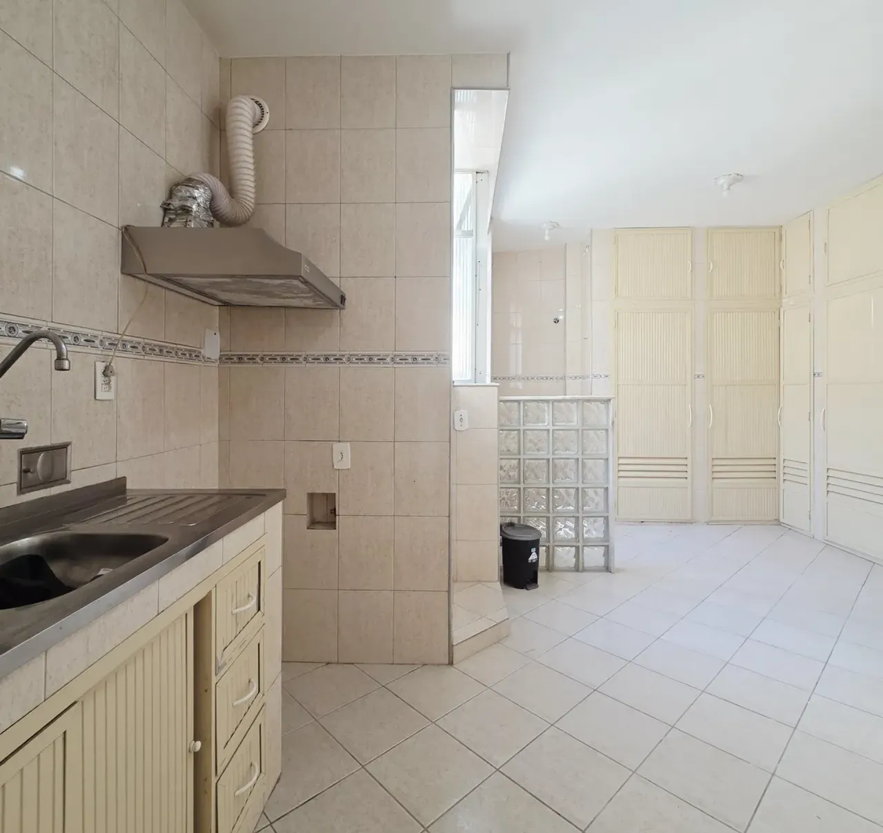 Apartamento com 2 quartos, 1 banheiro e cozinha fechada — photo 3
