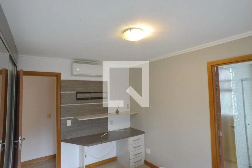 Glass-enclosed balcony in a 4-bedroom apartment, 233 m² — photo 8