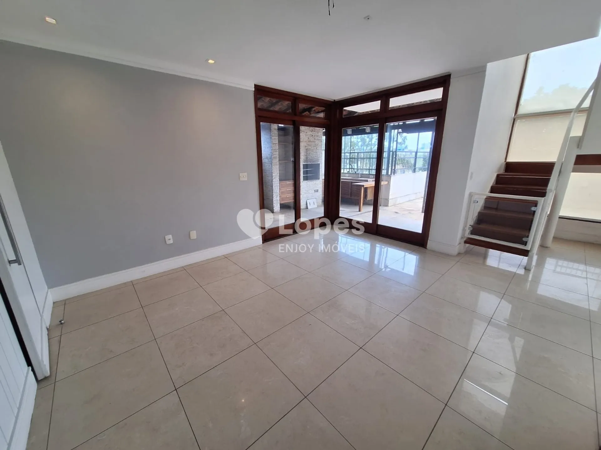 5-bedroom apartment in a building with a gym