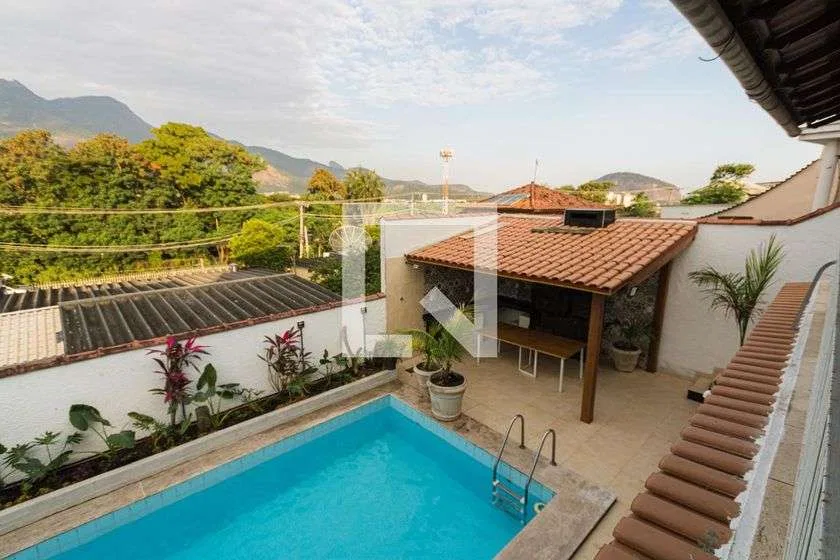 Private pool in a 5-bedroom house, 330 m² — photo 18