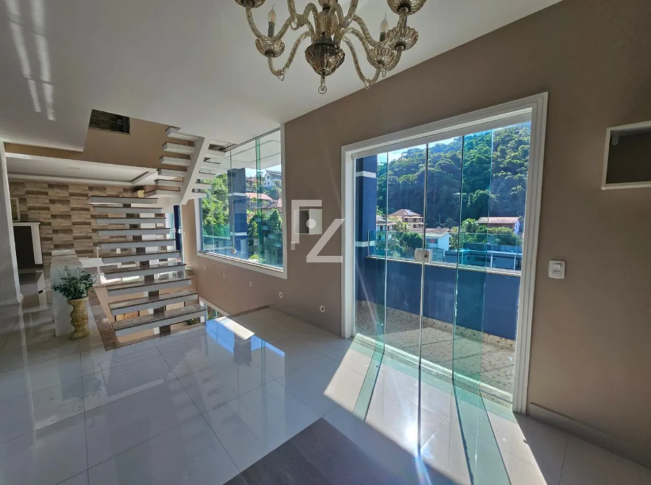 House with 5 bedrooms and mountain views — photo 3