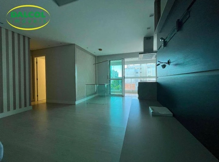 2-bedroom apartment with 1 suite and a glass balcony — photo 4