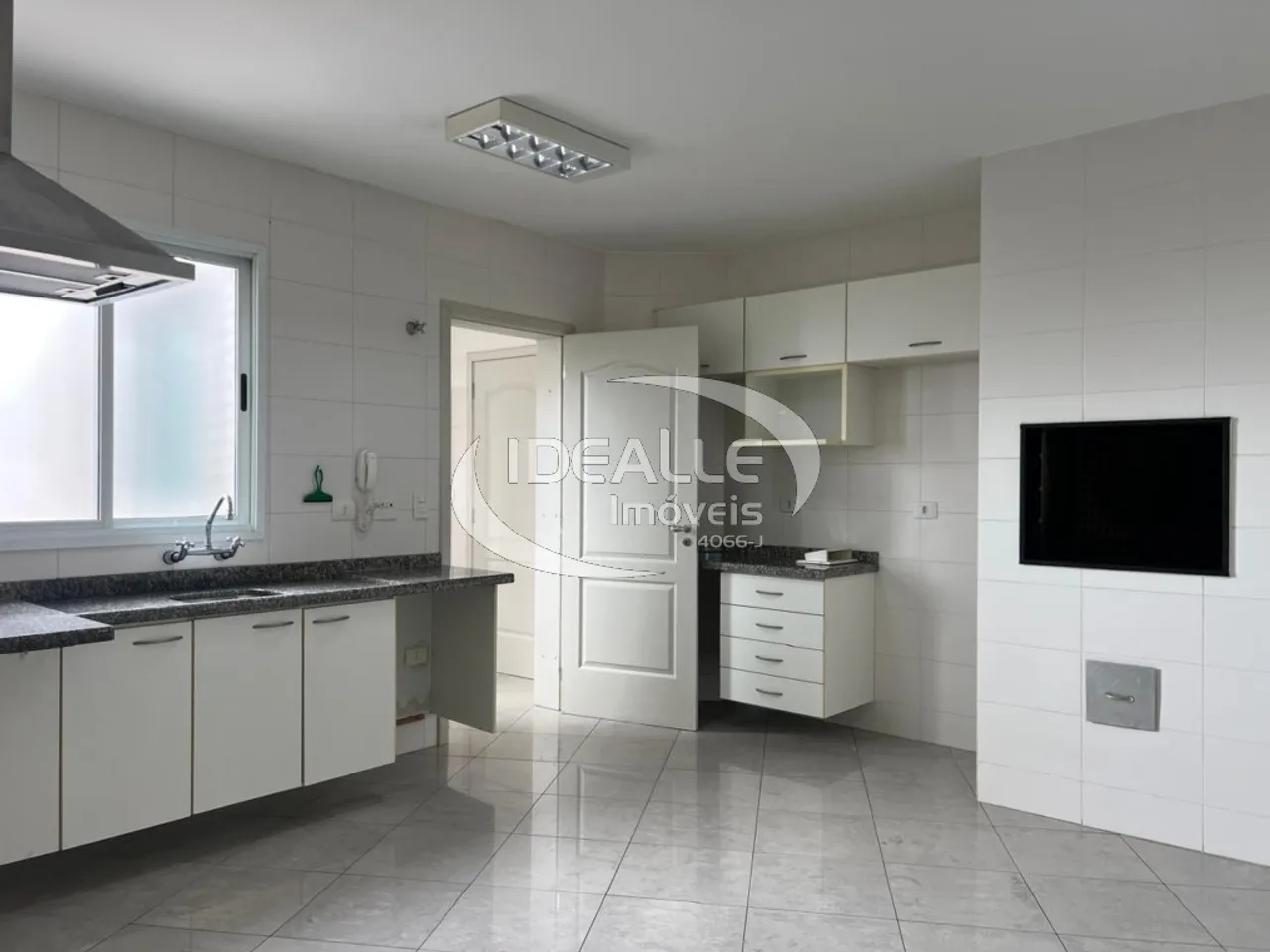 3-bedroom apartment with enclosed balcony and 2 parking spots — photo 11